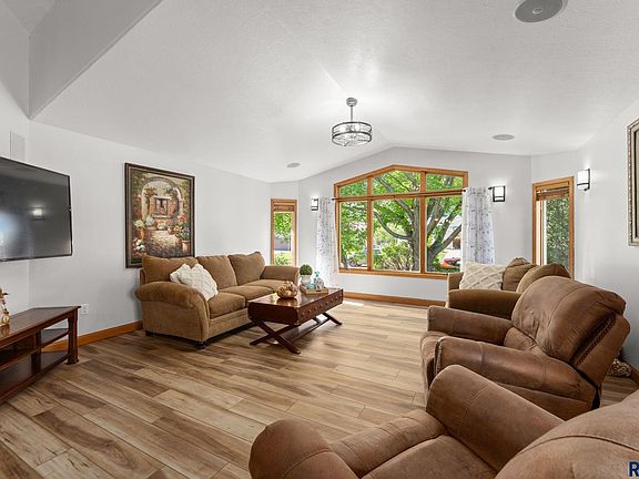 3rd image of 200 E 9th St