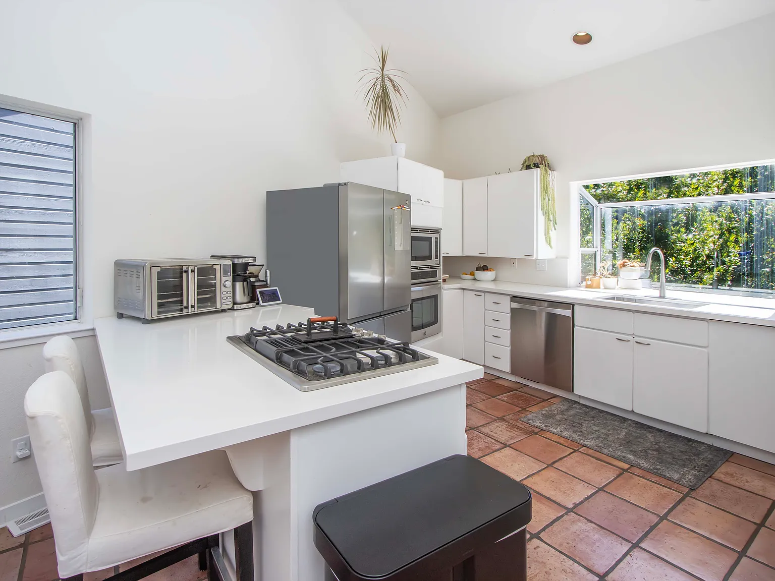 3 bed, 2.5 bath, 2325 sqft, $8,000 — Photo 3