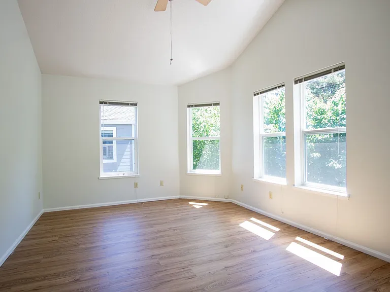 245 SW Hooker St #7 — Photo 3