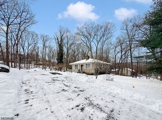 40 Pawnee Ave, Oakland Boro, NJ 07436