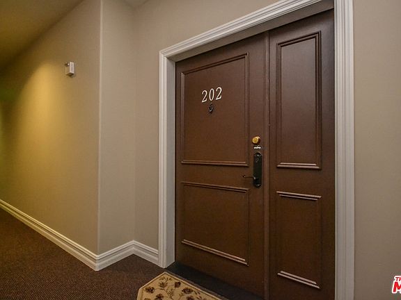 4th image of 412 S Wilton Pl APT 202