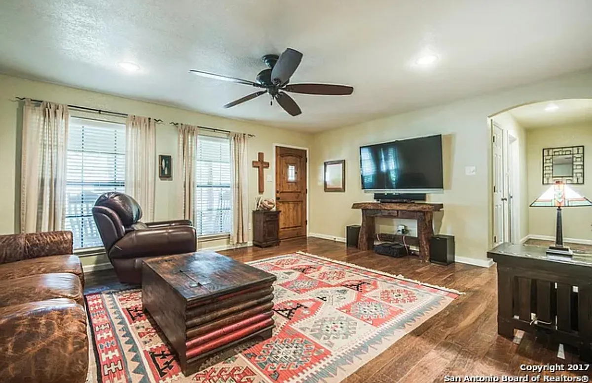 Building Photo - 1305 Laredo Dr