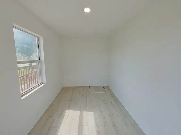 539 N Summitlawn St — Photo 14