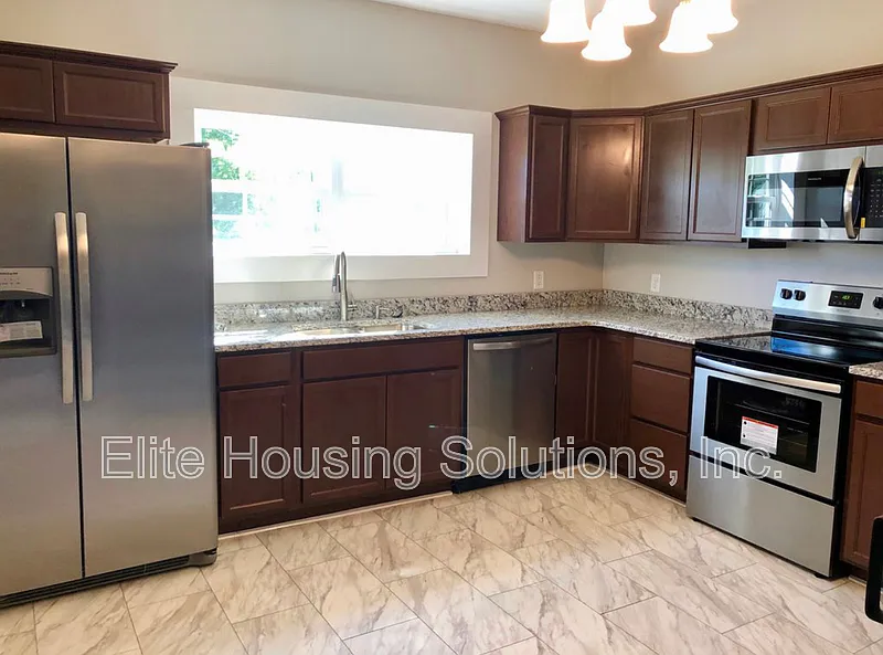 3 bed, 2.0 bath, 1889 sqft, $2,000 — Photo 1