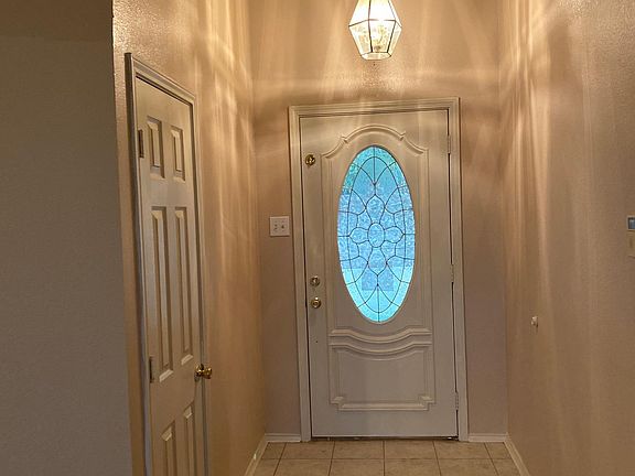 3rd image of 805 Parkhill Dr