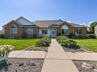 231 Sandstone Dr, Chatham, IL 62629