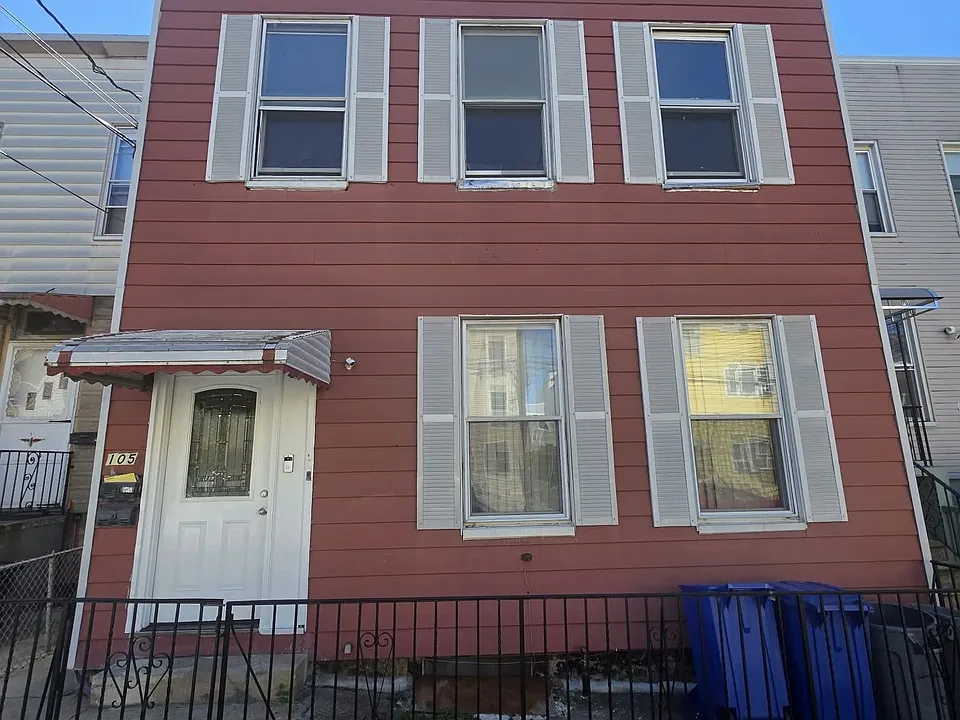 105 Zabriskie St #2