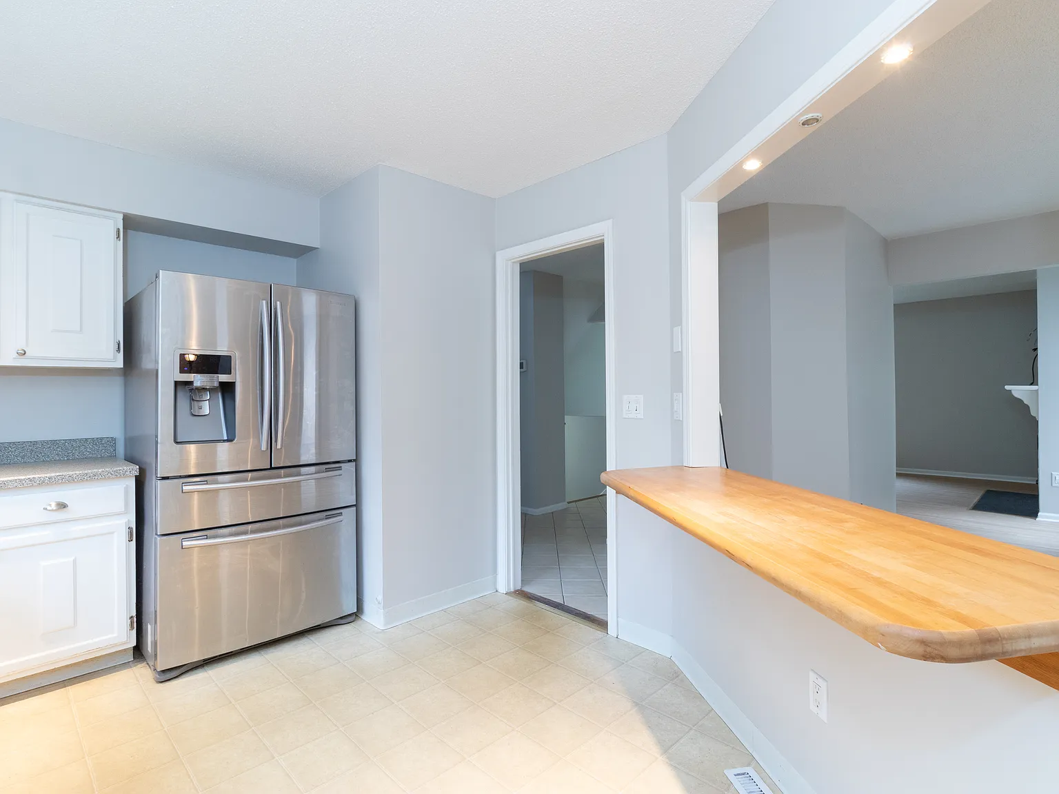 3 bed, 2.5 bath, 1690 sqft, $2,400 — Photo 3