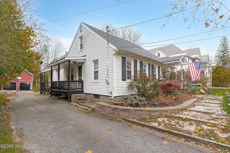 4th image of 247 Alplaus Avenue