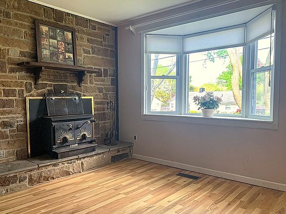 3rd image of 1909 Rockland Ave