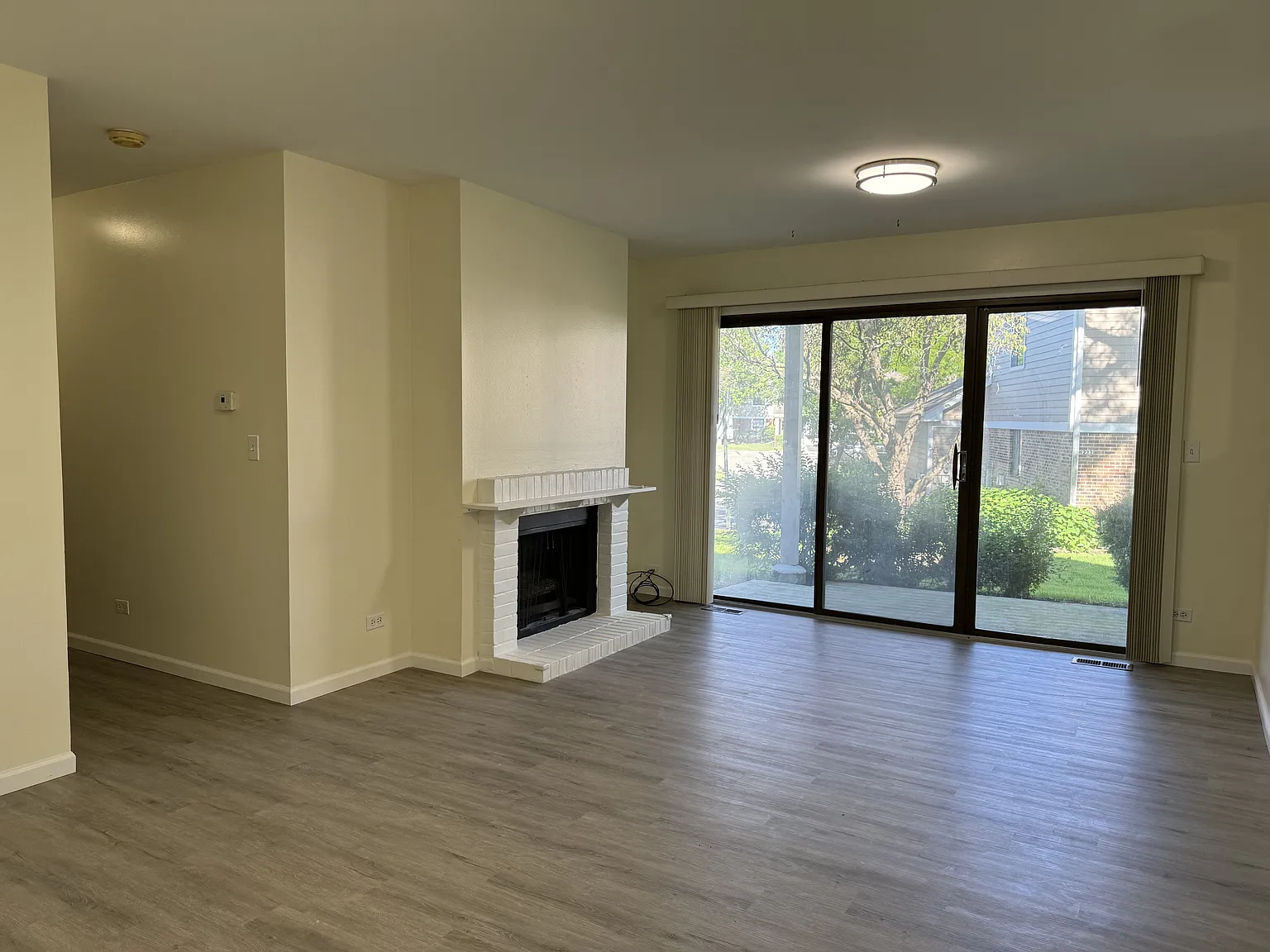 223 Deerpath Ct — Photo 2