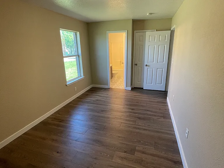 953 W Elm St — Photo 5