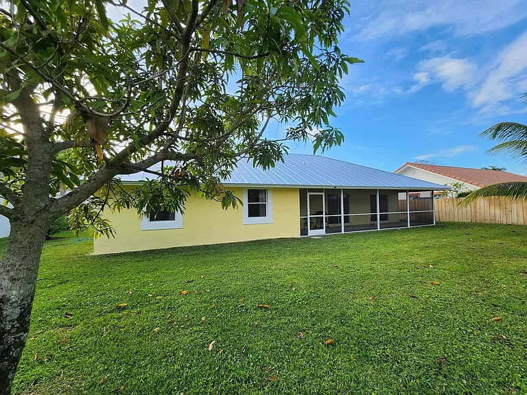 1750 Primrose Ln — Photo 2