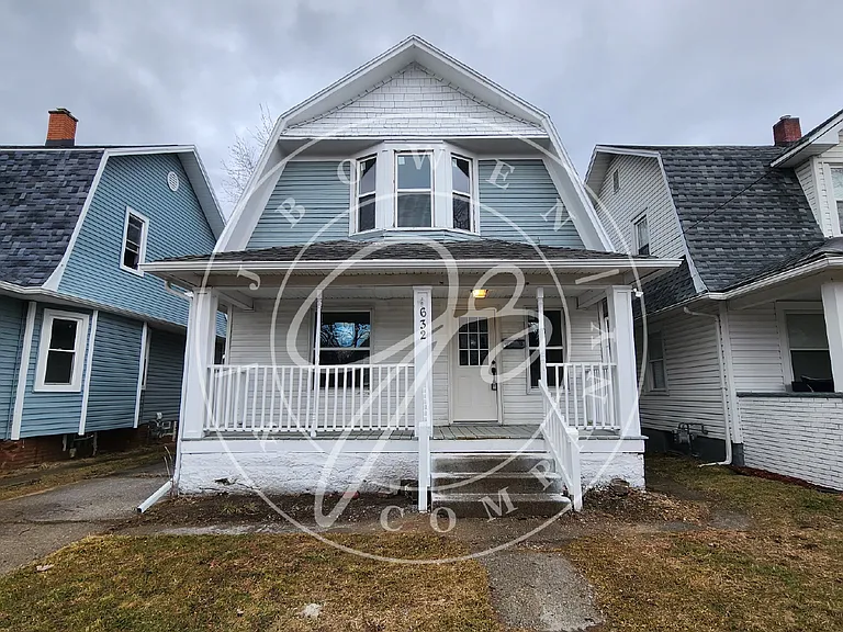 632 Nicholas St — Photo 2
