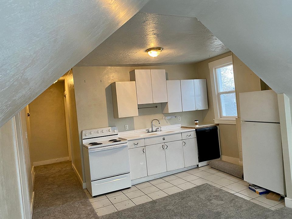 Kitchen, hallway to front door
