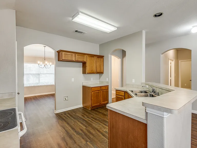 612 Cove Ct — Photo 6