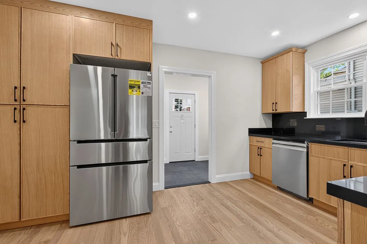 3 bed, 5.0 bath, 2800 sqft, $6,300 — Photo 3