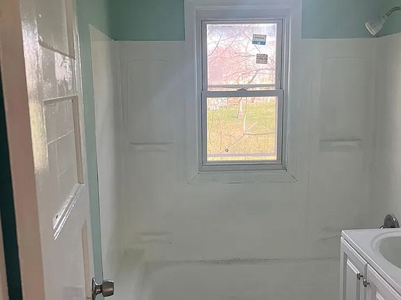 2nd image of 190 Brook St #3