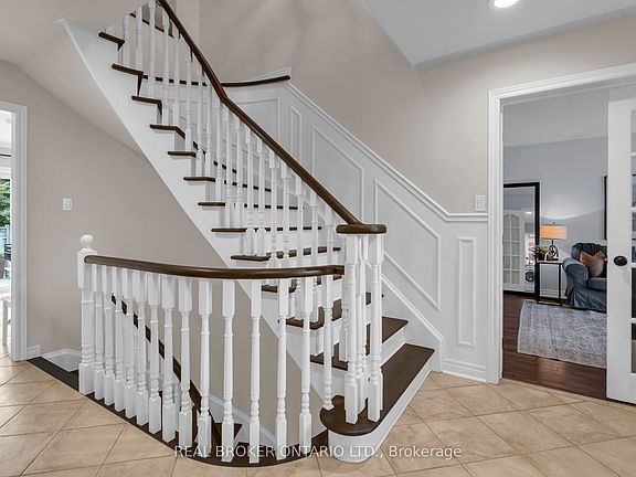 4th image of 5 Amberview Dr