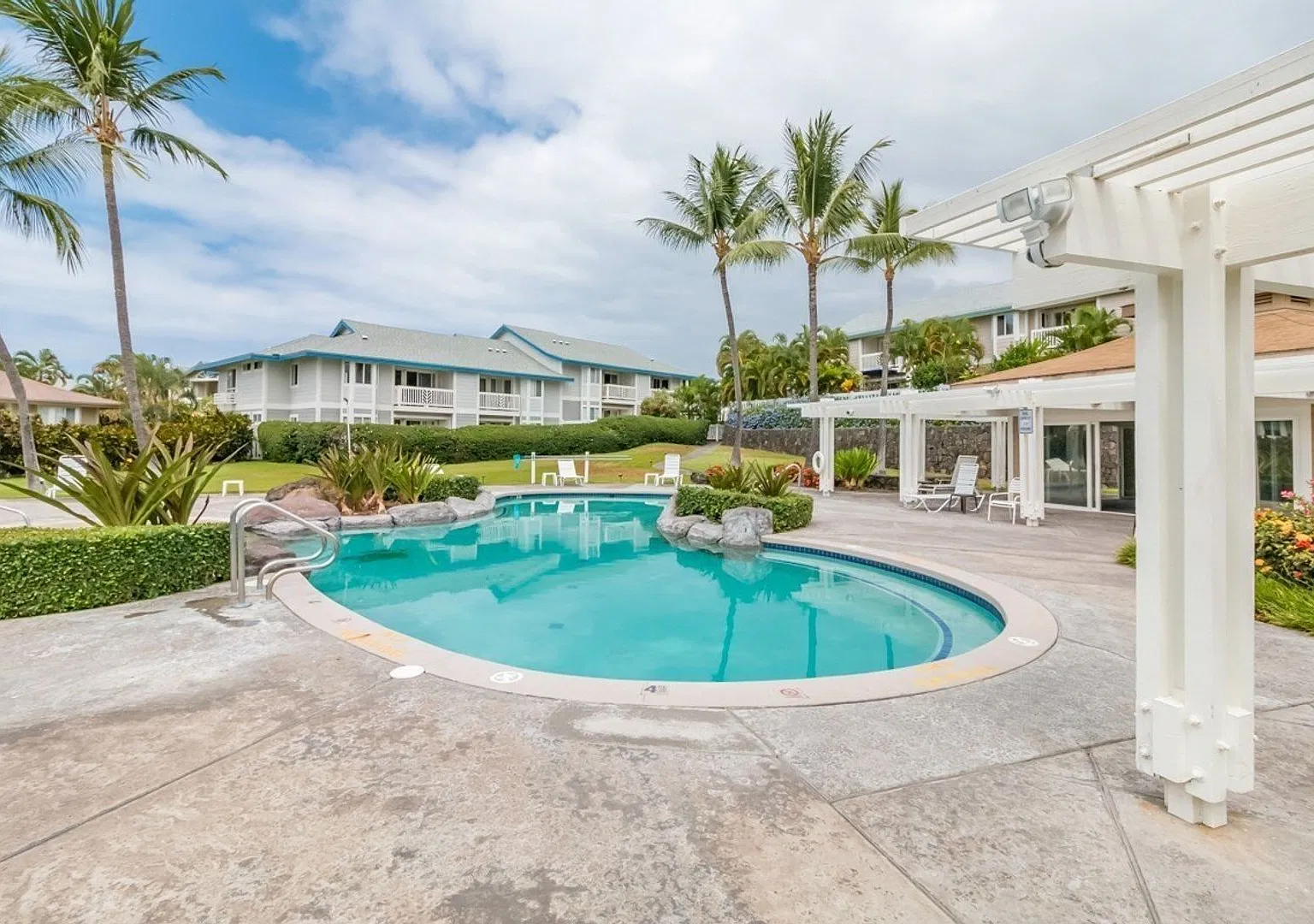 2 bedroom 2 bath furnished upstairs condo at Alii Lani — Photo 2