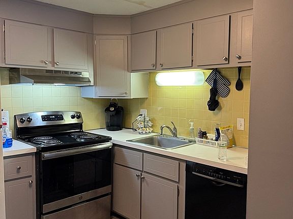 3rd image of 176 Maple Ave APT 3-2