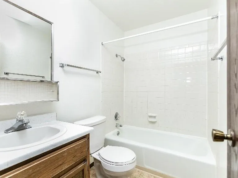 Foxhill Apartments — Photo 40