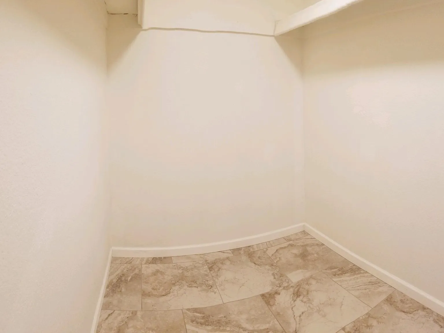 3711 E Blacklidge Dr — Photo 4