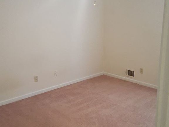 4th image of 589 Whitehall Ln