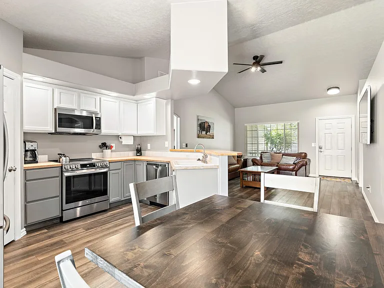 3928 N Weston Ave — Photo 18