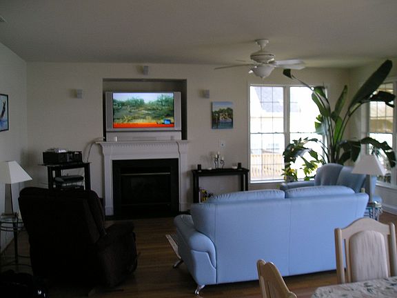 Cozy LR with fireplace