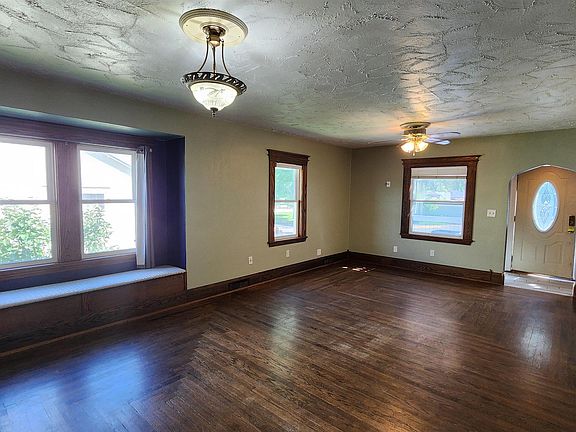 4th image of 909 W B Street