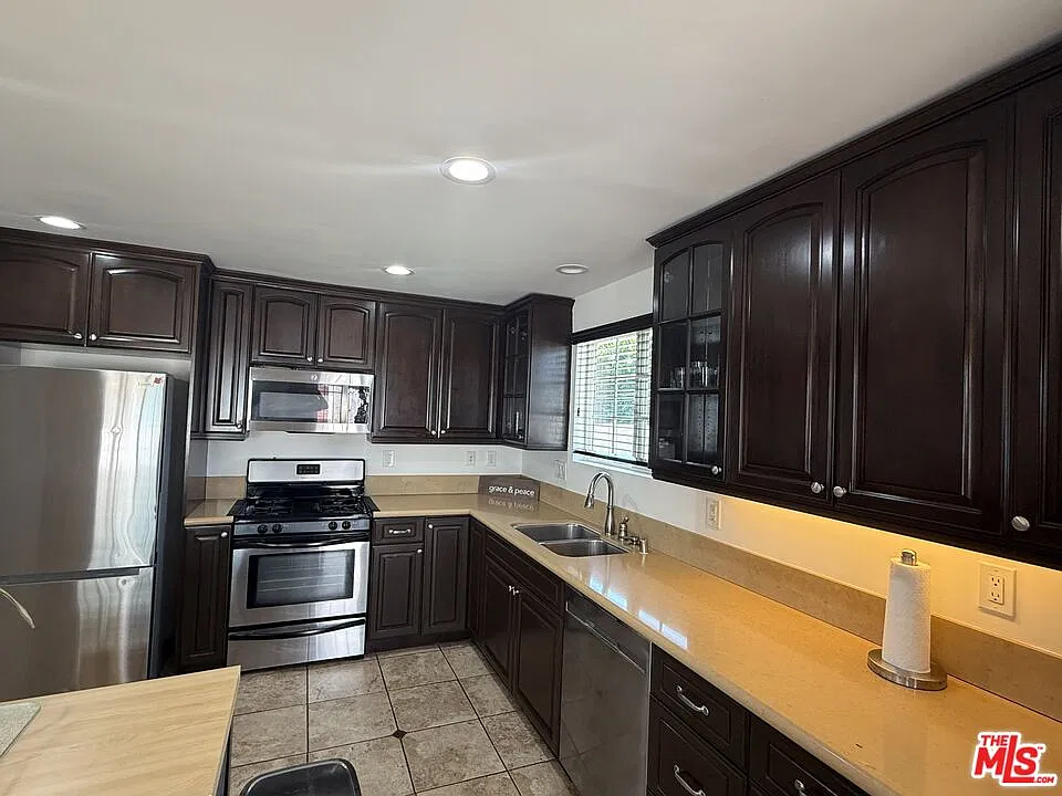 3 bed, 2.0 bath, 1389 sqft, $5,600 — Photo 3