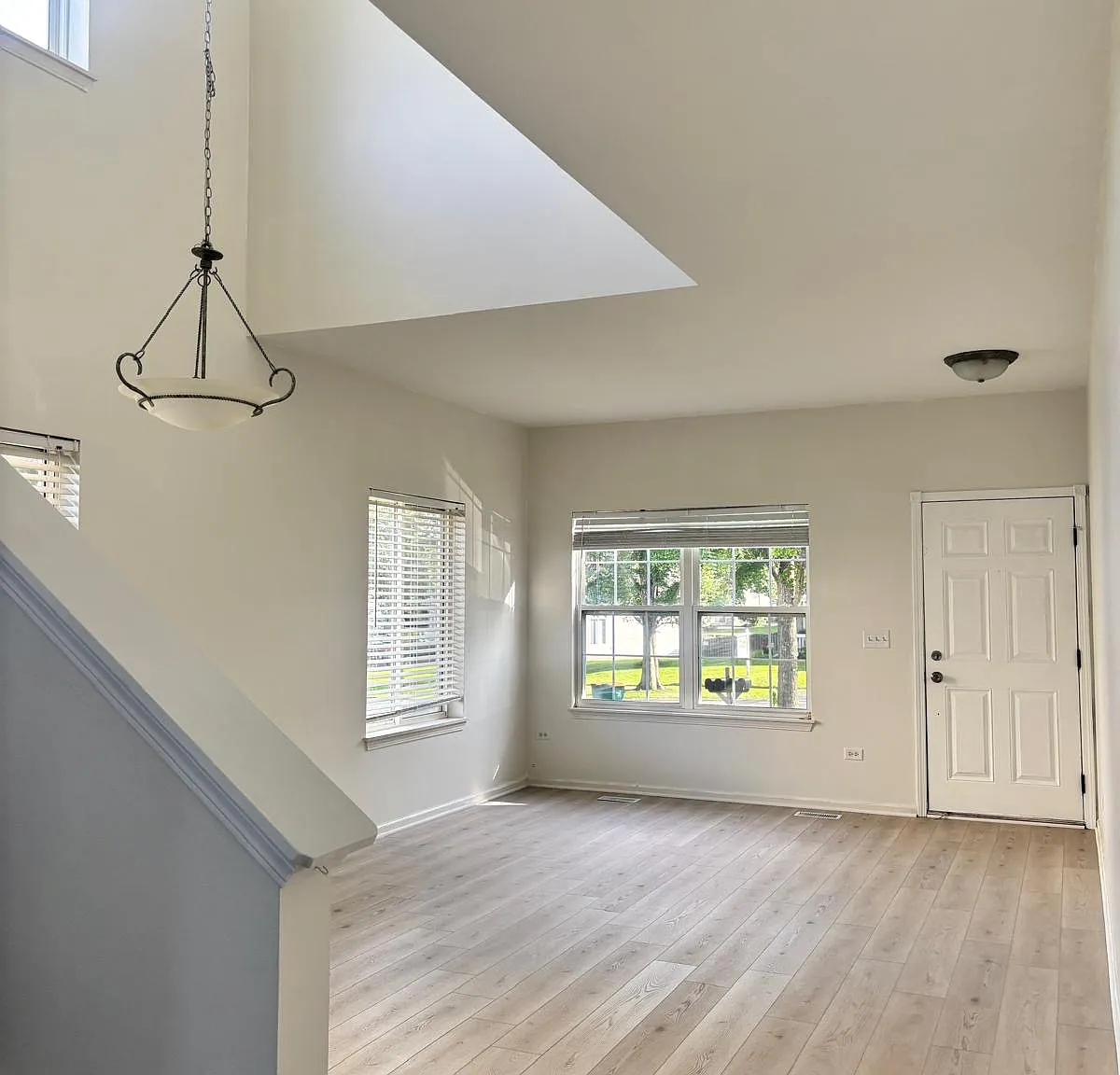 3 bed, 2.5 bath, 1768 sqft, $2,395 — Photo 2