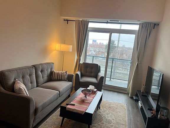 3rd image of 204 Burnhamthorpe Rd E