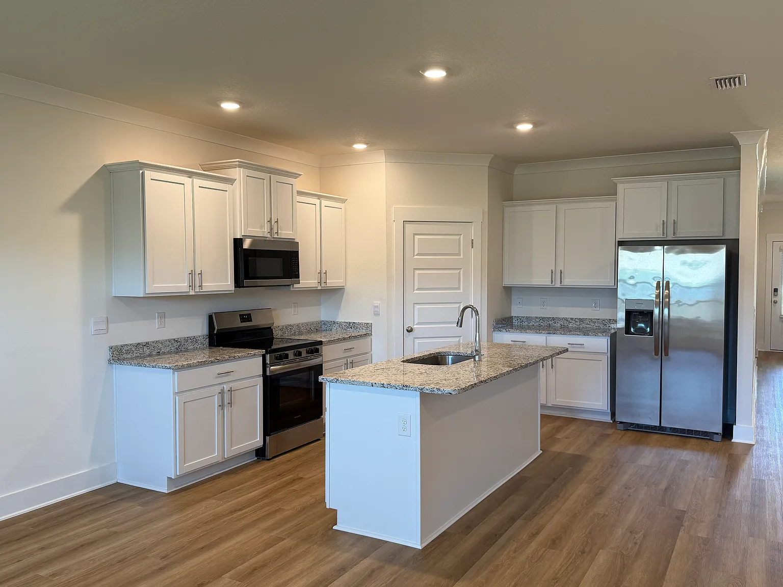 4 bed, 2031 sqft, $2,400 — Photo 4