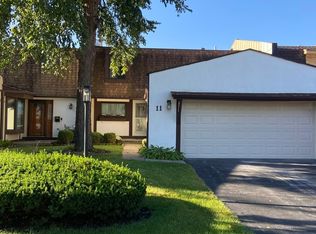 11 Stratford Ct, Indian Head Park, IL 60525
