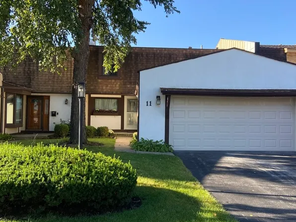 11 Stratford Ct, Indian Head Park, IL 60525