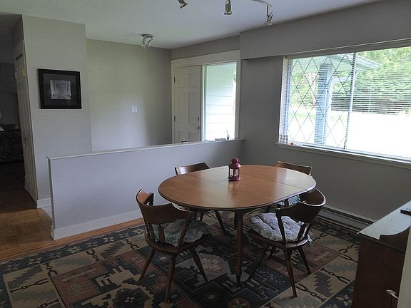 Dining + Foyer 8'6"x6'6"