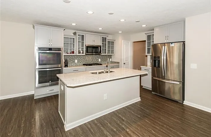3 bed, 3.0 bath, 2296 sqft, $3,000 — Photo 2
