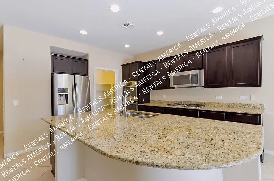 Stunning 4bdrm in great neighborhood! — Photo 2