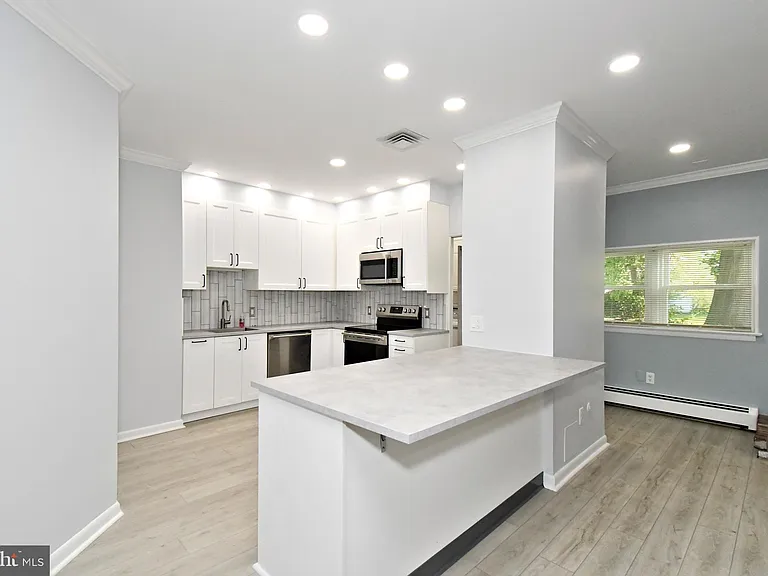 137 S 3rd St #B — Photo 13