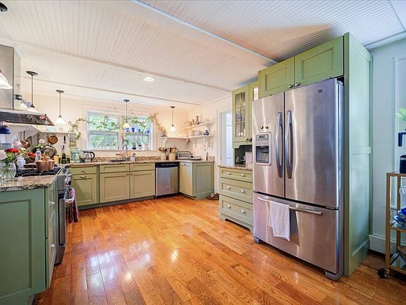 4th image of 123 Bedell Ave