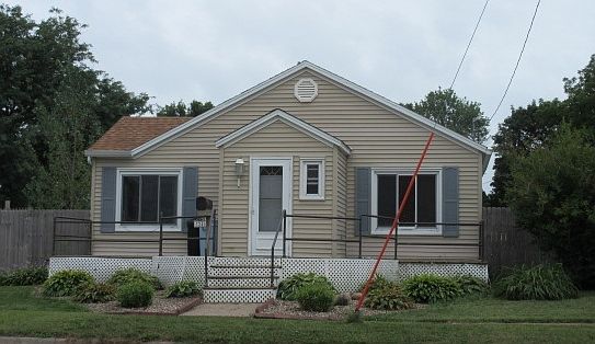 1st image of 324 E Washington St