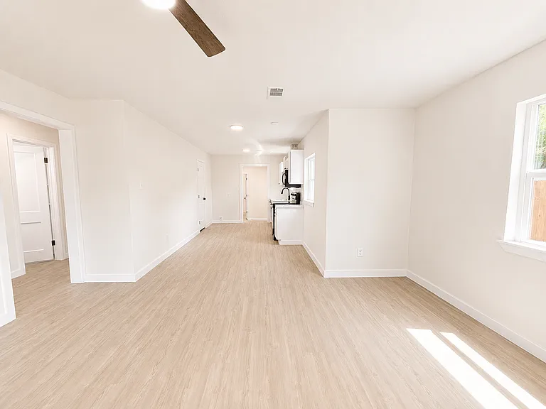 2302 Leacrest Dr — Photo 3