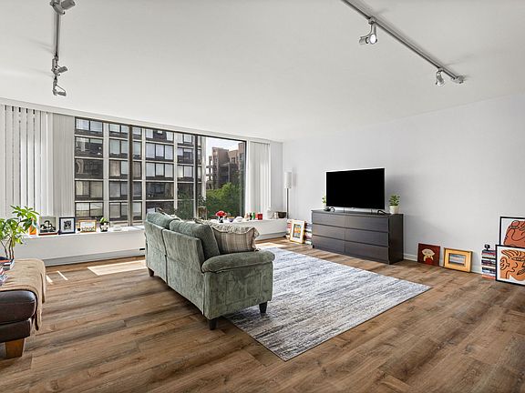 2nd image of 5455 N Sheridan Rd APT 408