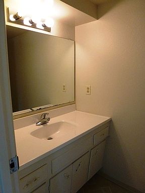 5th image of 1123 E Cliff Dr APT A