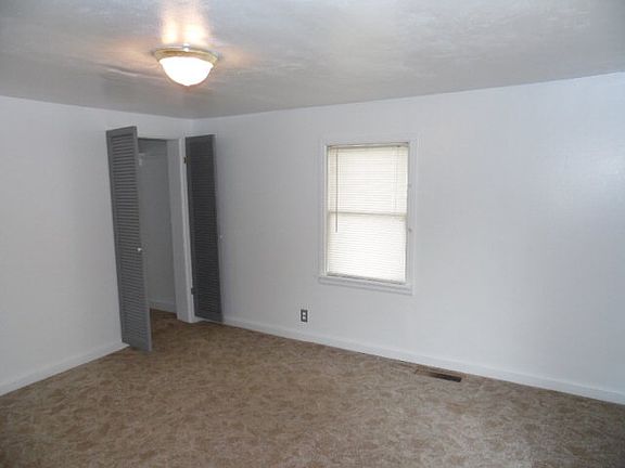 5th image of 679 College St