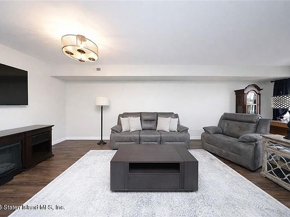 4th image of 15 Stratford Ct
