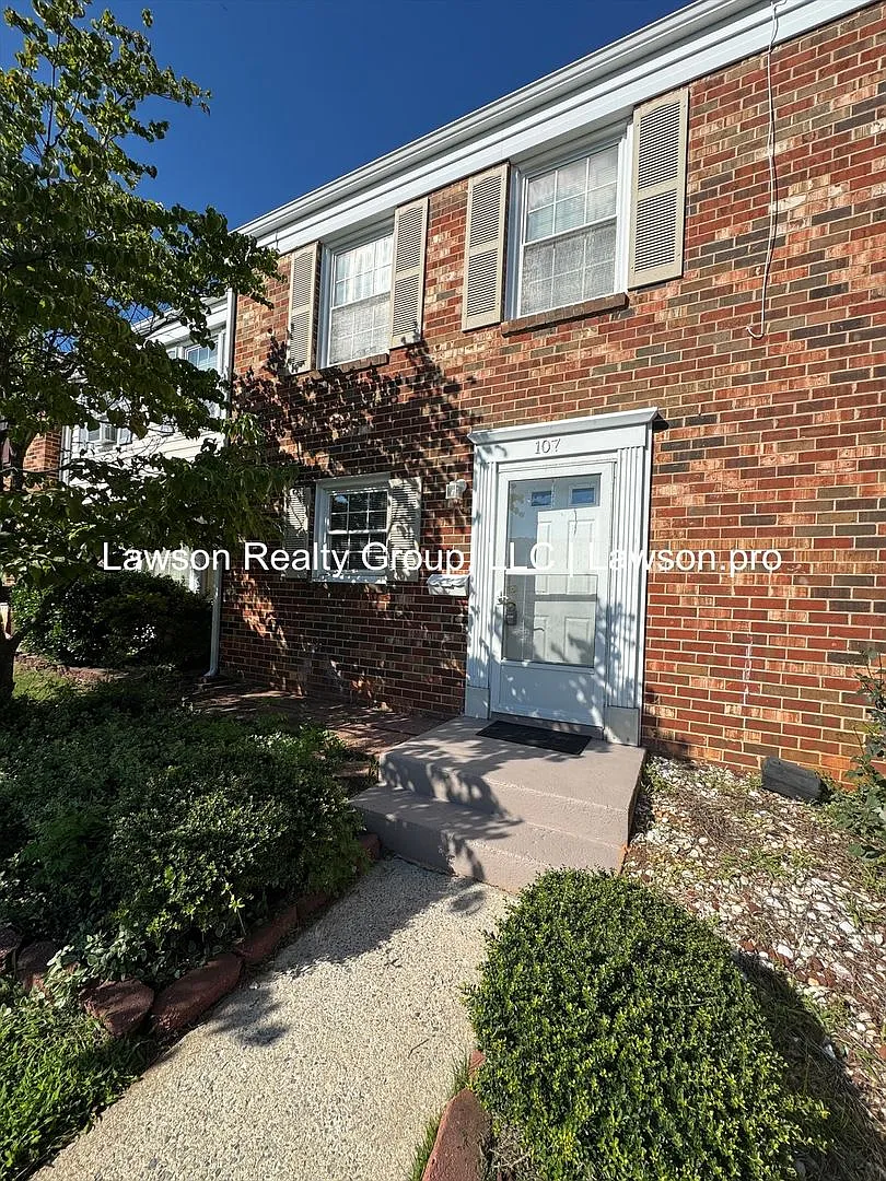 Updated Townhome Located in the Town of Vinton — Photo 1
