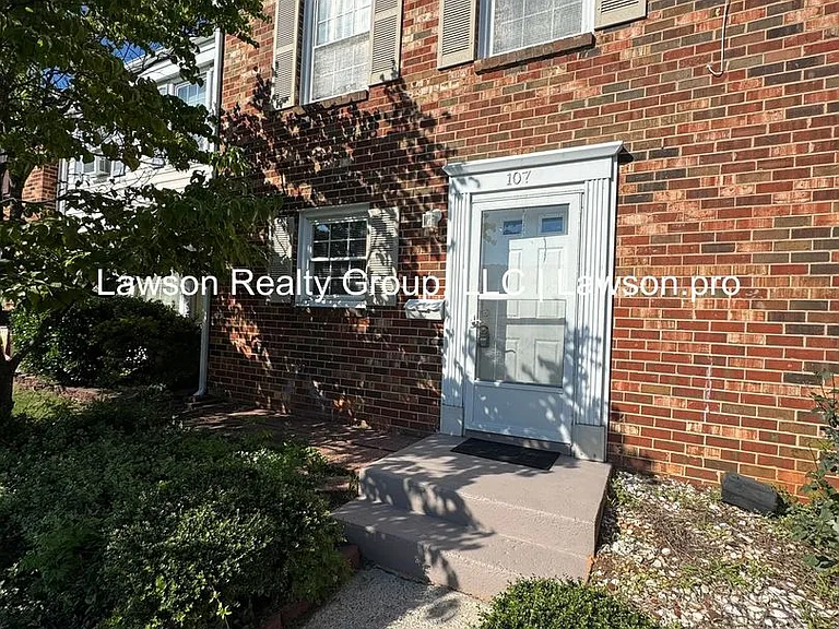 107 Oxford Sq — Photo 1